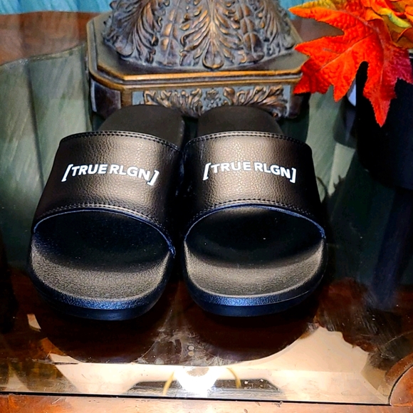 True Religion Slides - Picture 2 of 5